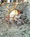 Der wohl zu einem südlich gelegenen kleinen Praefurnium gehörende Bogen neben dem Heißwasserbecken