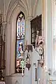 Kirchenfenster und zwei Skulpturen
