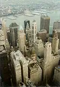 20 Exchange Place rechts der Bildmitte, 40 Wall Street links (Anno­tierte Aufnahme aus dem World Trade Center 1997)