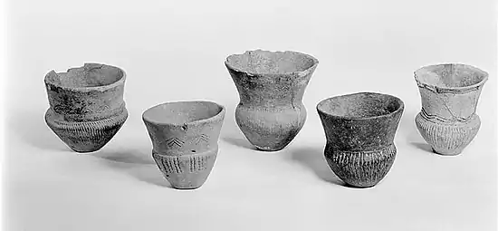 fünf Trichterbecher, Grab D19