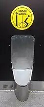 Unisex Urinal auf öffentlicher Toiletten in Braunschweig (links) von Finizio in Berlin (rechts)