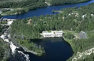 Das alte Kraftwerk befindet sich in der Bildmitte; das neue Kraftwerk liegt am linken Bildrand neben der Wehranlage.