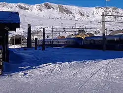 Die Bergenbahn fährt in Richtung Bergen in den Schneeüberbau vor dem Finsetunnel ein
