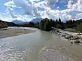 Mündung des Finzbachs (trockenes Bachbett rechts) in die Isar