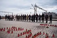 Gedenken den Opfern auf dem Bahnhofsvorplatz am ersten Jahrestag des Angriffs