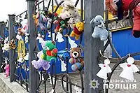 Kuscheltiere an einem Zaun am ersten Jahrestag des Angriffs