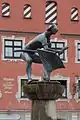 Großansicht der Figur des Fischerbrunnens auf dem Schrannenplatz in Memmingen