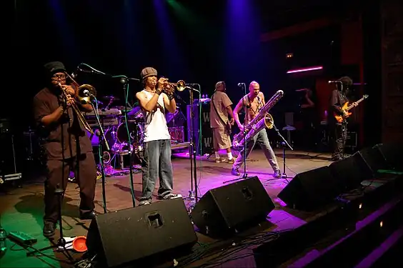 Auch in der Gruppe Fishbone kommt das Basssaxophon zum Einsatz