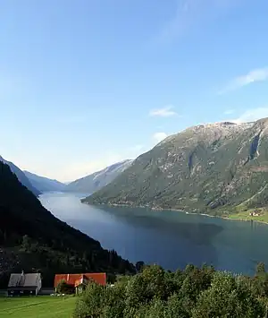 Der Fjærlandsfjord fotografiert vom Riksvei 5 auf der Ostseite