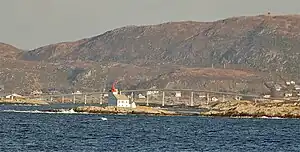Flåvær fyr mit der Nerlandsøybrua im Hintergrund