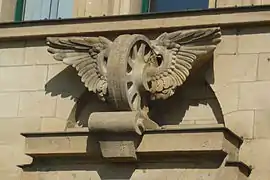 Das Geflügelte Rad der Deutschen Reichsbahn, Skulptur am DB-Gebäude in Dresden, Ammonstr. 8