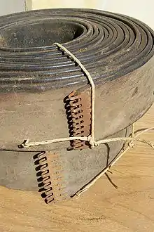 Typische Verbindungsausführung durch in Blech gearbeitete Ösen an Leder-Flachriemen einer Transmission vom Anfang der Industrialisierung