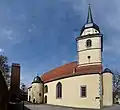 Stadtpfarrkirche Sankt Kilian (1656 bis 1659) mit einem Turm der Stadtmauer (1335)