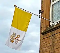 Vatikanflagge im britischen Seitenverhältnis 1:2 in Bradford