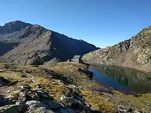 Flaggerschartenhütte von Norden, Gipfel links im Hintergrund: Jakobsspitze