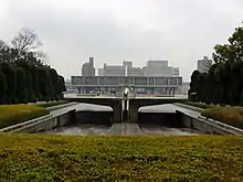 Flamme des Friedens im Friedenspark Hiroshima. Im Hintergrund das Friedensmuseum