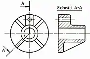 Flansch an Rohrstück, Verbindung gegen gegenseitiges Kippen mit 4 Rippen verstärkt.Im Schnittbild rechts ist die Schnittführung durch die Rippe links unten nicht schraffiert dargestellt (leeres Dreieck).