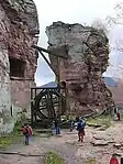 Rekonstruierter Tretkran in der Burg