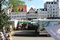Ostseite: Blick auf den Wochenmarkt und eine Geschäftszeile (2013)