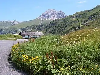 Flexenpass mit Flexen-Häusl, im Hintergrund die Rüfispitze (2632 m ü. A.)