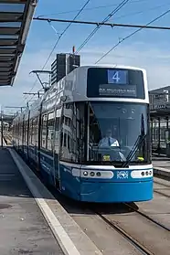 Wagen 4001 auf Linie 4 an der Haltestelle Sportweg