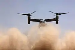 Der Abwind einer Bell-Boeing V-22 erzeugt einen Brownout