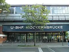 Zugang zum U-Bahnhof Möckernbrücke am Halleschen Ufer