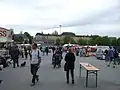 Flohmarkt auf dem Volksfestplatz mit Rückseite des Markgräfin-Wilhelmine-Gymnasiums