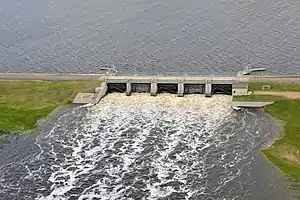 Die Wehranlage des Staudamms