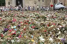 Blumen als Zeichen der Trauer nach den Terroranschlägen vom 22. Juli 2011