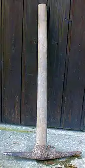 Ein Flügeleisen mit aufgeschweißter Nummer und Öse für den Gezähering
