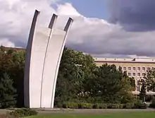 Luftbrückendenkmal vor dem Flughafen Tempelhof, 2008