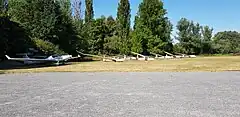 Blick vom Hangar auf das Vorfeld des Flugplatzes