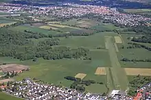 Luftaufnahme mit Blick auf das Flugplatzgelände und im Hintergrund Seligenstadt