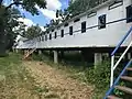 Typische Bauweise der hölzernen Kabinen auf Stelzen