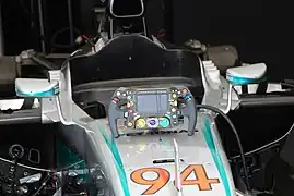 Detailaufnahme von Lenkrad und Cockpit bei einer Demofahrt in Goodwood