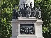 Relief und Trophäen an der Südwestseite nach ihrer Restaurierung