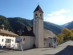 Ortsteil Fontana Nuova mit Pfarrkirche San Bernardo und Rathaus