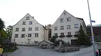 Der Wiederaufbau der Häuser nach dem Dorfbrand fiel in die Zeit des Klassizismus, was den klar geglie­derten Fassaden anzusehen ist.