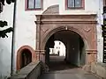 Details am Osttor (Ostansicht): drei schönburgische Wappen in beiden Zwickeln und im Scheitel des Tores und die ehemalige Schlupfpforte