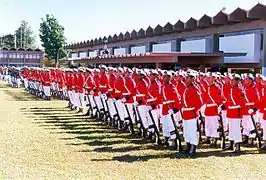 Brasilianische Marineinfanteristen in der roten Gala-Uniform „Garança“