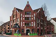 Eingangsgebäude mit Pförtnerhaus (links)