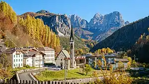 Sankt Anton Kirche in Forno di Zoldo im mittleren Talabschnitt mit der Bosconerogruppe im Hintergrund