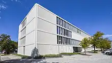Viergeschossiges und rechteckiges Gebäude.