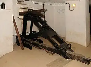 Canon 12 de culasse modèle 1884, am linken Rand ein Geschoss mit Führungsnoppen