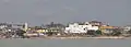 Fort und Ortschaft vom Meer aus