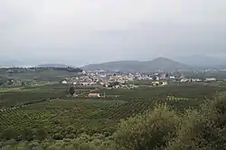 Blick von Osten auf das Dorf Agios Adrianos.