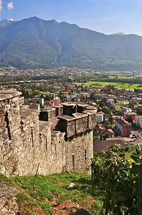 Torre della murata, Beobachtungsturm, Sementina. Auf der gegenüberliegenden Talseite sind die Türme von Camorino erkennbar. ⊙46.1867798.989979