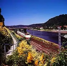 Triebzug der Reihe 175 Ende der 1970er Jahre als Vindobona auf der Elbtalbahn in Bad Schandau