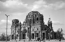Dom mit schweren Kriegsschäden, 1945